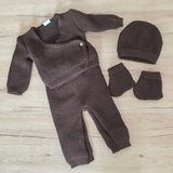 Ensemble bébé tricot naissance  vue à plat personnalisé couleur marron avec brassière croisée et accessoires en laine