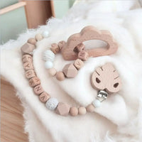 Découvrez cette ensemble attache tetine et anneau de dentition en bois et silicone