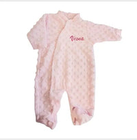 image montrant une grenouillère bébé rose poser a plat avec le prénom de bébé 