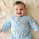 Grenouillère bébé bleu clair en tissu minky et coton, vêtement de naissance personnalisé pour nouveau-né taille 0-3 mois.