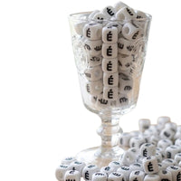 lettre alphabet E avec accent aigu É pour mercerie création attache tetine et anneau dentition