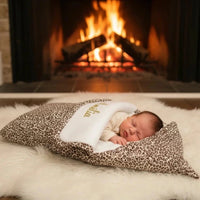Découvrez notre nid d'ange cosy au motif léopard, l'accessoire de naissance indispensable alliant style et confort absolu.
