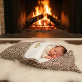 Découvrez notre nid d'ange cosy au motif léopard, l'accessoire de naissance indispensable alliant style et confort absolu.