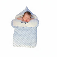 nid d'ange cosy bleu clair en minky et polaire pour siège auto. Chaud (TOG 2.5) et pratique de 0 à 6 mois, il s'adapte à toutes vos sorties en poussette