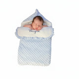 nid d'ange cosy bleu clair en minky et polaire pour siège auto. Chaud (TOG 2.5) et pratique de 0 à 6 mois, il s'adapte à toutes vos sorties en poussette