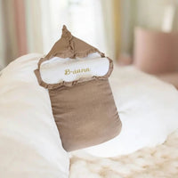 Un Nid d'Ange adapté au Siège Auto de couleur marron en gaze de coton et polaire a l'interieur 