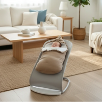 Ce nid d'ange marron apporte une touche de sobriété et de chic naturel à votre trousseau de maternité. L'extérieur en gaze de coton assure un style moderne, tandis que la doublure en polaire garantit une isolation thermique idéale pour protéger votre nouveau-né du froid lors de vos sorties.