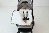 Découvrez notre nid d'ange cosy au motif léopard, l'accessoire de naissance indispensable alliant style et confort absolu.