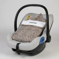 Découvrez notre nid d'ange cosy au motif léopard, l'accessoire de naissance indispensable alliant style et confort absolu.