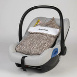 Découvrez notre nid d'ange cosy au motif léopard, l'accessoire de naissance indispensable alliant style et confort absolu.