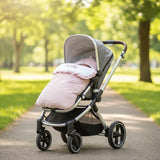 nid d'ange de couleur vieux rose avec ouverture pour laisser les anses du cosy et de la poussette