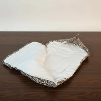 Découvrez notre nid d'ange cosy au motif léopard, l'accessoire de naissance indispensable alliant style et confort absolu.