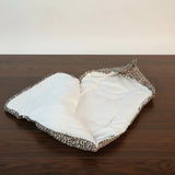 Découvrez notre nid d'ange cosy au motif léopard, l'accessoire de naissance indispensable alliant style et confort absolu.