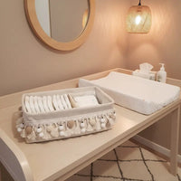 découvrez notre panier a couches pour bébé en velours côtelé poser sur une table a langer 