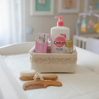 panier a couches petit format poser sur une table a manger 