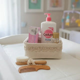 panier a couches petit format poser sur une table a manger 