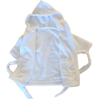 poser à plat un peignoir polaire bébé  blanc ouvert par devant