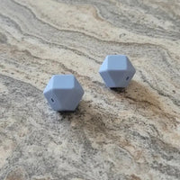 perle hexagonal silicone bleu gris en 17mm pour création attache tétine et mercerie