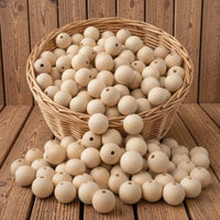 Grosse perle ronde en bois de 30 mm utilisée comme élément de suspension pour un portique d'éveil pour bébé.