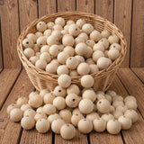 Grosse perle ronde en bois de 30 mm utilisée comme élément de suspension pour un portique d'éveil pour bébé.