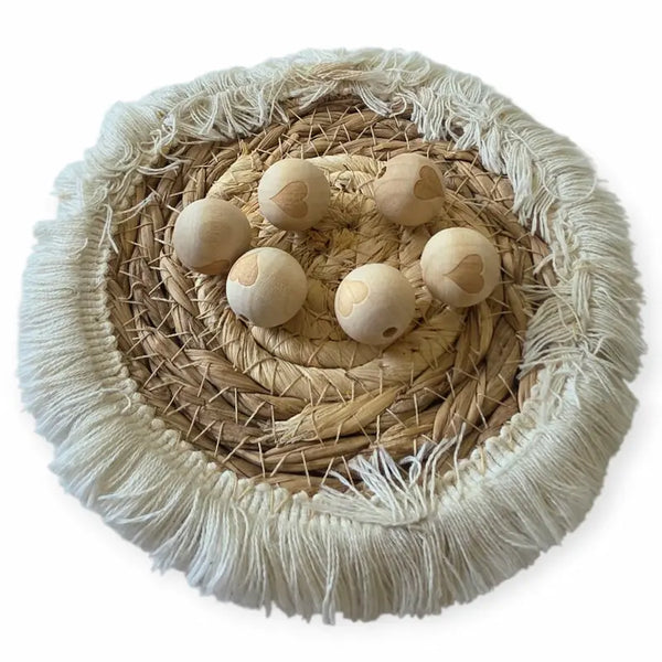 perle en bois ronde et son coeur gravé