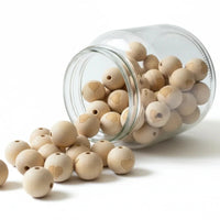 perle en bois ronde et son coeur gravé