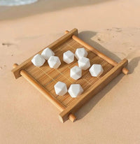 Perle hexagonale en silicone blanche 14mm idéale pour la création d'une attache tetine MAM personnalisée ou d'une attache tetine doudou sécurisée.