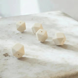 perle hexagonal silicone beige en 17 mm pour confection anneau dentition 