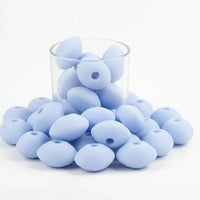 La perle plate de 12 mm Bleu Ciel est parfaitement adaptée pour la création d'accessoires pour bébé, comme des attaches tétines