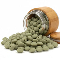 La perle en silicone plate 12 mm vert sauge est le choix idéal pour concevoir des articles au style naturel et apaisant pour les tout-petits. Fabriquée en silicone de grade alimentaire, elle est totalement sûre.