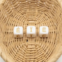 perle lettre silicone avec accent tréma couleur or
