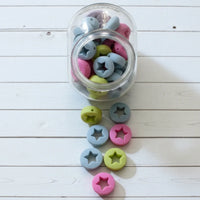 Perle ronde en silicone de 20 mm avec un motif étoile en relief pour la fabrication de jouets de dentition.