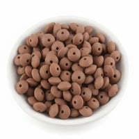 Sa forme de lentille et sa teinte caramel offrent une finition organique et un soulagement doux pour les gencives de bébé lors de ses créations DIY.