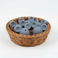 Apportez une nuance sobre et élégante à vos montages. Cette perle mickey de couleur gris anthracite est conçue en gel de silice alimentaire pour le DIY.