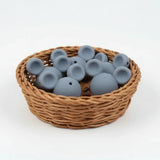 Apportez une nuance sobre et élégante à vos montages. Cette perle mickey de couleur gris anthracite est conçue en gel de silice alimentaire pour le DIY.