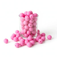 perle en silicone de couleur rose en 12 mm présenter dans un verre 