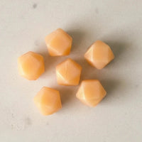 la perle or silicone hexagonal 17 mm, l'élément parfait pour un jouet de dentition XXL chic et sans BPA, conforme aux normes CE.