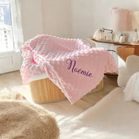 découvrez notre plaid bebe de couleur rose en minky et polaire avec option de personnalisation au prénom de bébé