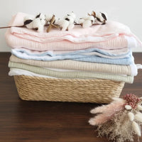 Découvrez notre plaid en gaze de coton personnalisé. Une couverture gaz de coton et polaire 90x90 cm, légère et chaude pour bébé.