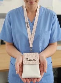 pochette aimantée aide soignant et son tour de cou porter par une infirmière