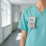 Pochette Infirmière aimantée et personnalisée, coloris argenté et blanc, motif fleur blanche. Organiseur de poche en simili cuir.