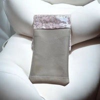 pochette de dos infirmière aimantée personnalisée de couleur rose fleur taupe, en simili cuir pour personnel médical