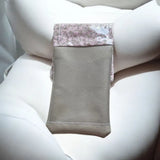 pochette de dos infirmière aimantée personnalisée de couleur rose fleur taupe, en simili cuir pour personnel médical