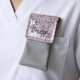 Pochette infirmière aide soignant aimantée coloris lilas avec motif tulipe et personnalisation en flocage.
