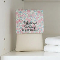 "Pochette infirmière aimantée personnalisée avec motif floral blanc pour blouse, organisateur de poche pour stylo infirmière et matériel de soin."