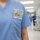 Pochette Infirmière aimantée et personnalisée, coloris argenté et blanc, motif fleur blanche. Organiseur de poche en simili cuir.