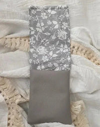 Pochette Infirmière aimantée et personnalisée, coloris argenté et blanc, motif fleur blanche. Organiseur de poche en simili cuir. Pochette intérieur