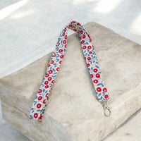 modèle de porte badge tour de cou motif cerise modèle femme 