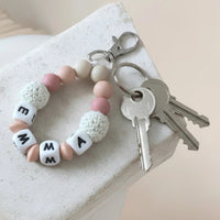 Porte-clé personnalisé prénom modèle Emma avec perles en silicone et bois naturel pour trousseau de clés.