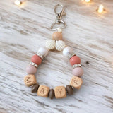 Porte-clé personnalisé prénom modèle Maya avec perles rondes en silicone et perles en bois naturel.
